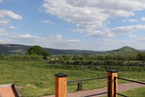 Long Meadow Shepherd Hut - Brecon Beacons, LD3 7TD