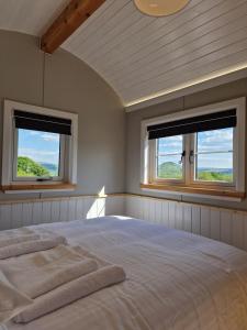 Long Meadow Shepherd Hut - Brecon Beacons, LD3 7TD