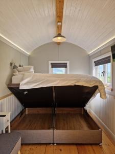 Long Meadow Shepherd Hut - Brecon Beacons, LD3 7TD