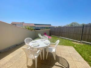 Maison avec jardinet, 2 chambres, parking, proche plage et centre - FR-1-231-334