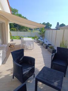 Jolie Maison Contemporaine avec Piscine SALLES 33