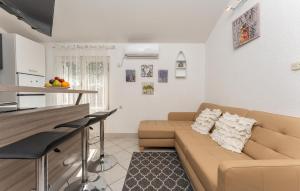 2 Bedroom Nice Apartment In Pakostane