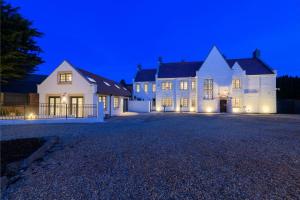 Holm House - Stylish Coastal Suites - Silures Bar & Restaurant On-site