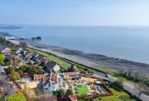 Holm House - Stylish Coastal Suites - Silures Bar & Restaurant On-site