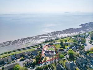 Holm House - Stylish Coastal Suites - Silures Bar & Restaurant On-site