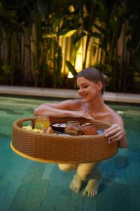 9 mins to Canggu Beach, 4 Bed Pool Villa