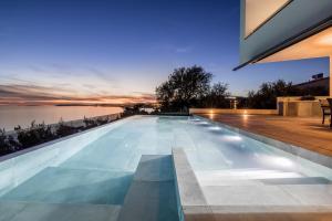 Seaside Villa Leonis - Gym, Sauna and a pool