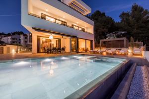 Seaside Villa Leonis - Gym, Sauna and a pool
