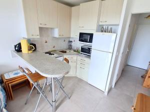 Appartements T3 climatise avec piscine, tennis et parking a 200m des plages - FR-1-316-252 : photos des chambres