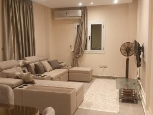 جنوب طريق السويس بيت الوطن التجمع الخامس القاهرة الجديدة بالقرب من بنزينة وطنية