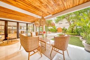 Villa Aurora - Private 6 BDR Villa in Seminyak, prime Location, Pool & Garden