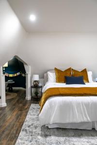 Charming Historic Upper | Walk to Downtown, Lakes
