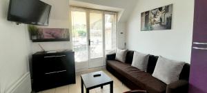 T2 avec terrasse, table de Ping-pong, parking privé au centre dAzay