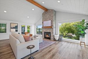 Designer Home w Lake Views+Walk to Downtown&Beach