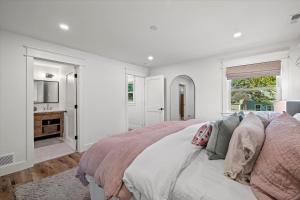 Designer Home w Lake Views+Walk to Downtown&Beach