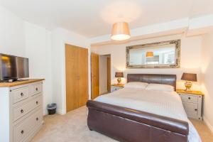 Luxury lower ground floor apartment street view