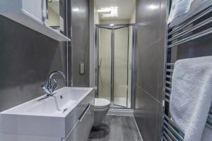 Luxury 1 bedroom top floor apartment