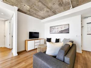 Sea Point Modern 2-Bed with Ocean Mountain Views