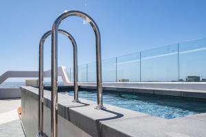 Sea Point Modern 2-Bed with Ocean Mountain Views