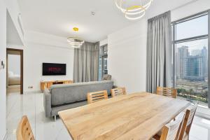 1BR Gem with Lake and Sea View Plus Pool and Gym Access