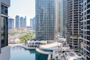 1BR Gem with Lake and Sea View Plus Pool and Gym Access