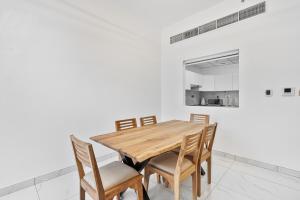 1BR Gem with Lake and Sea View Plus Pool and Gym Access