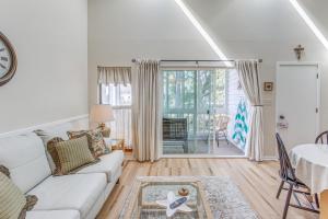 3 Mi to Beach Access Little River Retreat!