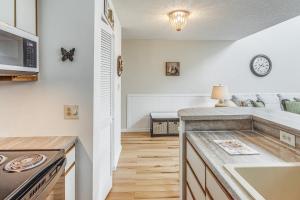 3 Mi to Beach Access Little River Retreat!