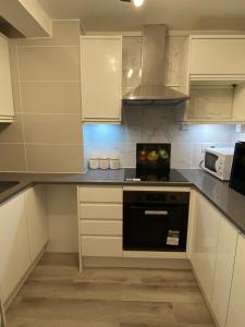 Contractor-Friendly Free Parking Fast WiFi Near Worksites - 2 Bedroom Home In Three Bridges Crawley Gatwick