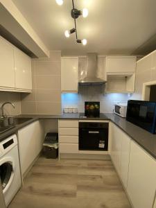 Contractor-Friendly Free Parking Fast WiFi Near Worksites - 2 Bedroom Home In Three Bridges Crawley Gatwick