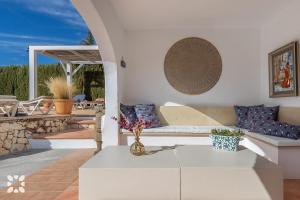 Villa Volantis by Abahana Villas