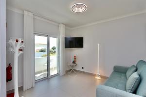 Monte Verde C - CD 295, Cleverdetails, Sleeps 2 adults and 2 children, 4 salted water pools