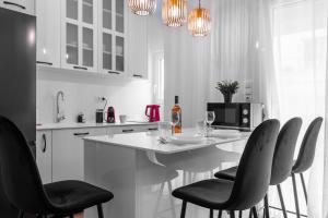 Koukaki 2BR Apt with Balcony, Walk to Acropolis