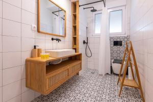 Koukaki 2BR Apt with Balcony, Walk to Acropolis