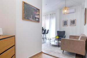 Koukaki 2BR Apt with Balcony, Walk to Acropolis