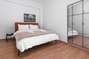 Koukaki 2BR Apt with Balcony, Walk to Acropolis