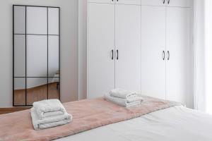 Koukaki 2BR Apt with Balcony, Walk to Acropolis