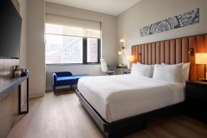 Deluxe King - Disability Access room in Hotel Julian Chicago