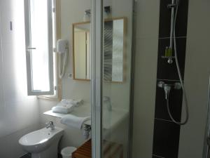 Hotels Cit'Hotel de La Vallee : Chambre Double