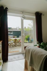 Horsham 3 Bed House With Garden