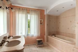 Villas Villa La Cavayere swimming pool air conditioning : photos des chambres