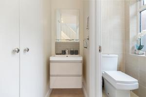 3 Min to Tube Station, Spacious Modern Home Sleeps 12 Adults London