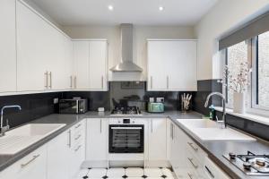 3 Min to Tube Station, Spacious Modern Home Sleeps 12 Adults London