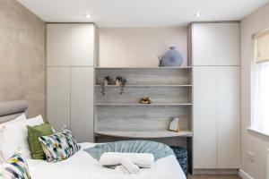 3 Min to Tube Station, Spacious Modern Home Sleeps 12 Adults London