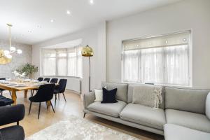 3 Min to Tube Station, Spacious Modern Home Sleeps 12 Adults London