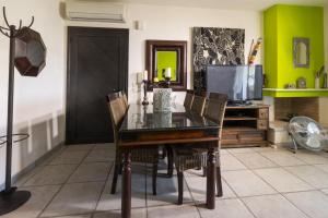 Crystal Pool Apartment by Booking Kottas - Egeopelagitika