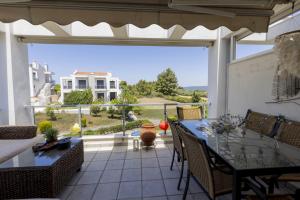 Crystal Pool Apartment by Booking Kottas - Egeopelagitika