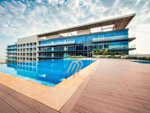 Fully furnished studio with balcony, shared infinity pool, gym and private parking