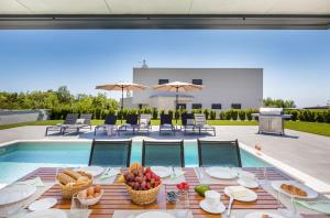 Villa Ana Škicini for 10 people with heated pool, kids activities and sea view near Novigrad