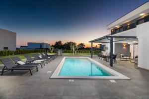 Villa Ana Škicini for 10 people with heated pool, kids activities and sea view near Novigrad